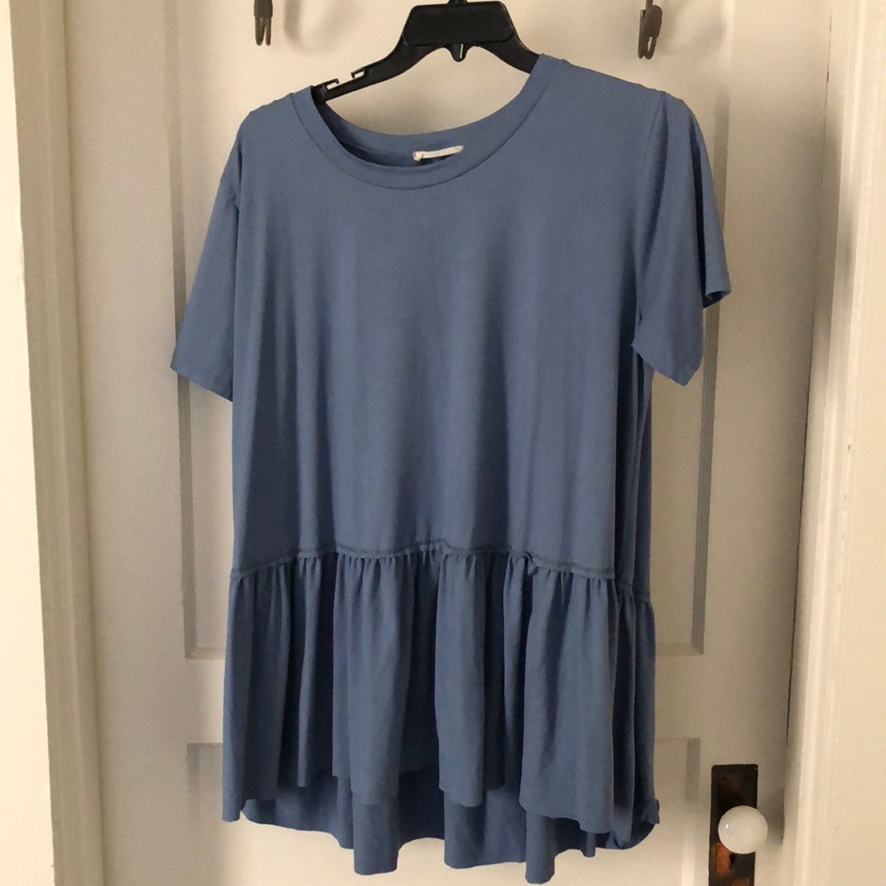 Entro brand size XL ruffle bottom blue top short sleeve